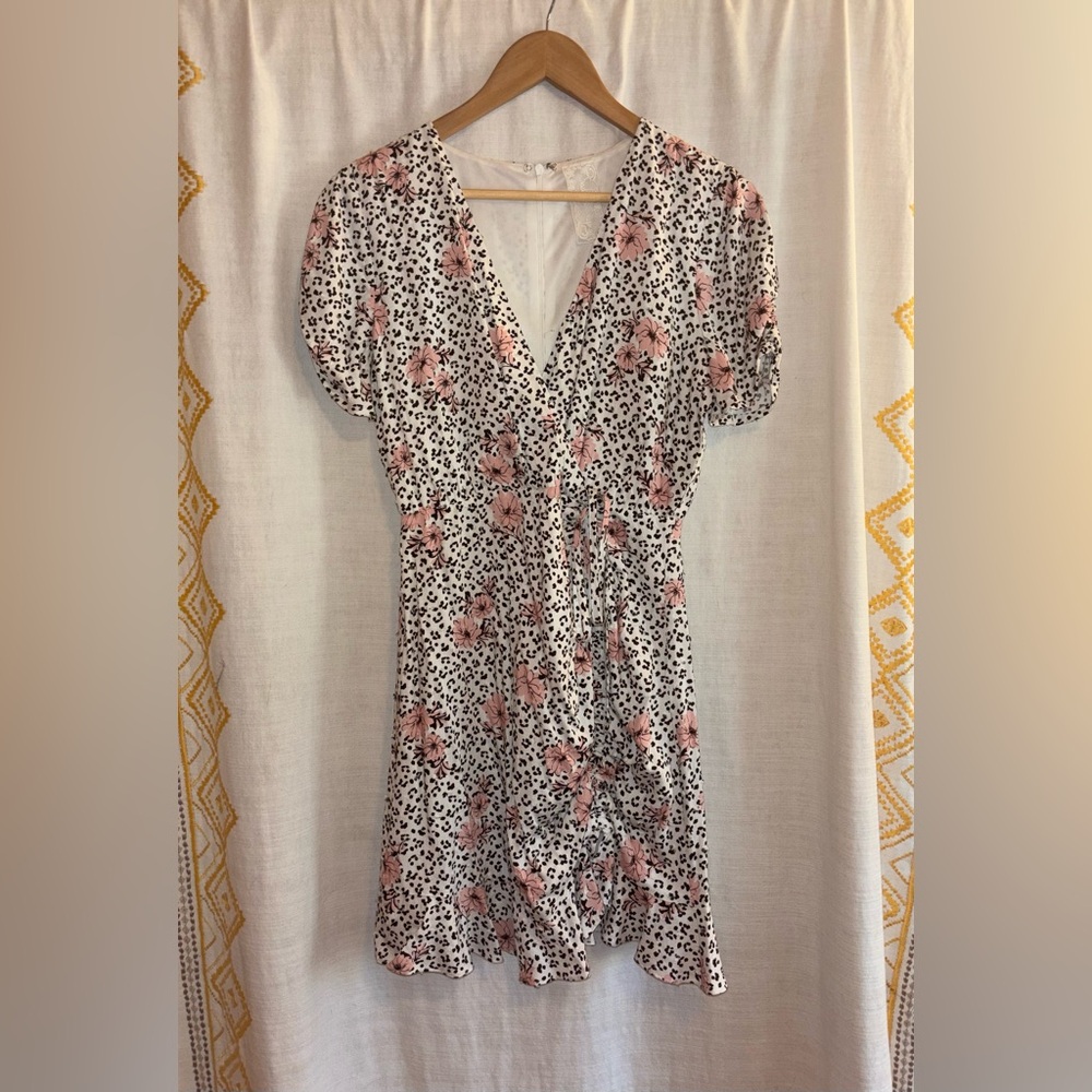 Sadie & Sage Floral Ruched Mini Dress White Pink Ditsy Print V Neck Size Small